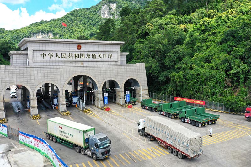 在凭祥友谊关口岸，货车正有序通关。广西商务厅供图