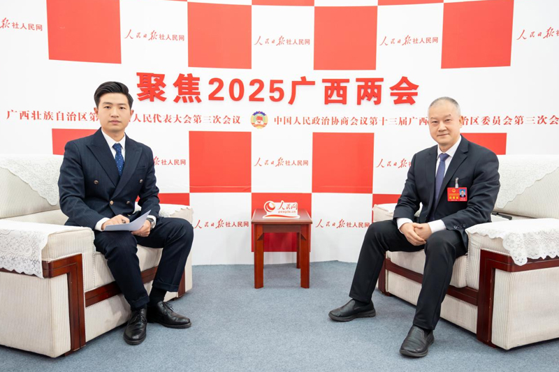 邹展业代表（右）接受专访。 人民网记者 严立政摄