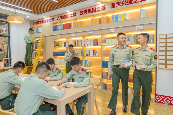 武警官兵在强军书屋借阅书刊。