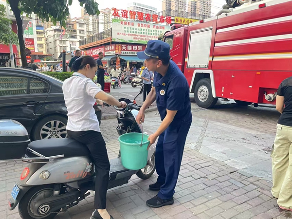 送水现场有条不紊。南宁经济技术开发区消防救援大队供图